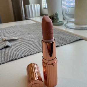 Charlotte tilbury läppstift - Färgen Kim kw. Använd tre gånger men med läpppencel, jag har alltså inte applicerat läppstiftet direkt på läpparna