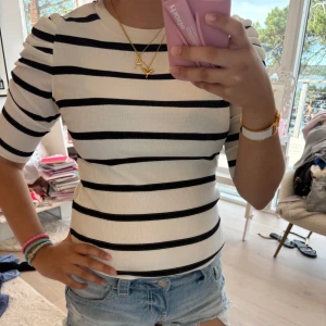 Randig vit och svart topp - Säljer denna snygga topp !! 💛💛 I storleken xs. Aldrig använd och är därför i nyskick! 💓💓