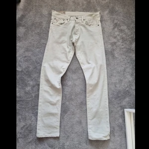 Vita slim jeans Polo Ralph Lauren 30/32 - Snygga vita jeans från Polo Ralph Lauren, modell Sullivan Slim. Klassisk femficksdesign, röd RL-brodering på fickan och detaljer i metall. Slim fit med raka ben och normal midja. Perfekta till en clean och fräsch look.