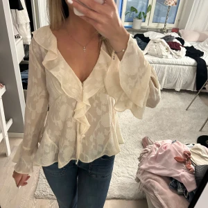 volangblus från Zara - Xs