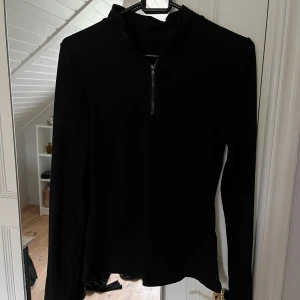 Svart långärmad tröja med zip - Svart långärmad tröja från SHEIN med dragkedja, jätte mjukt material, passar perfekt som träningsjacka