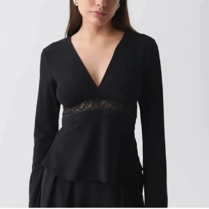 tröja med spets - en tröja med spets från gina tricot, storlek S men kan nog passa Xs, använd endast 1 gång.