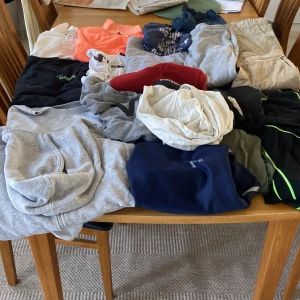 Många kläder 30kr styck alla 750kr - Det är många kläder om man köper alla så blir de 30kr styck. Det är för lite yngre grabb. Cirka 9-12 år. Vi kommer överens om priset!