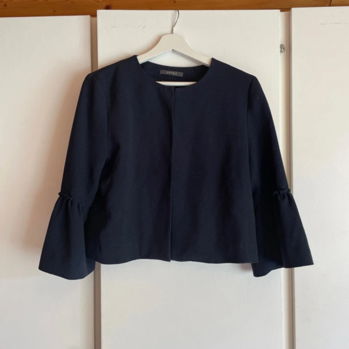 Svart kavaj med volangärm från Esprit