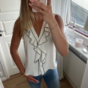 Zara topp - Volang topp från Zara i strl S, normal passform.