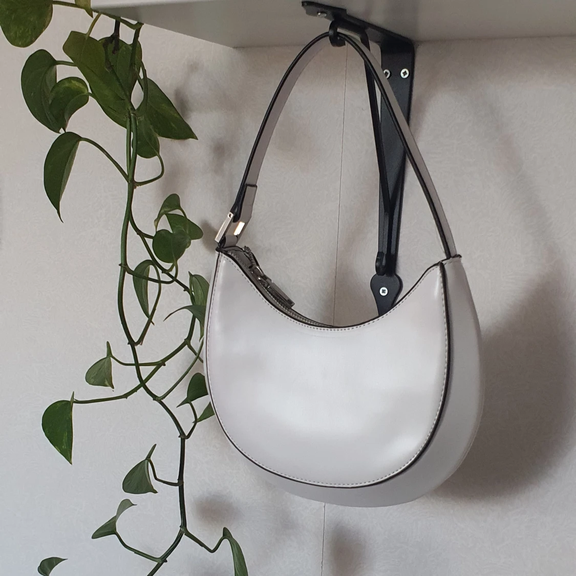 Vit axelväska i skinnimitation