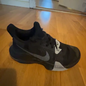Svarta Nike basket sneakers - Svarta Nike skor för basket i storlek 38,5. Ovandelen är i mesh-liknande syntetmaterial för bra andningsförmåga. Skorna har snörning och en sportig vibe, perfekt för dig som spelar basket!! Endast använda inomhus utan några skador på skorna. 