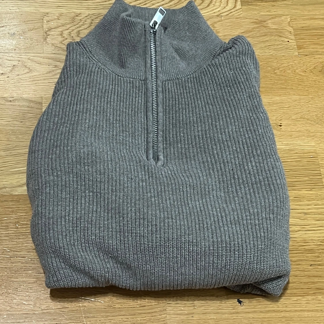 Beige  ribbad half zip stickad tröja