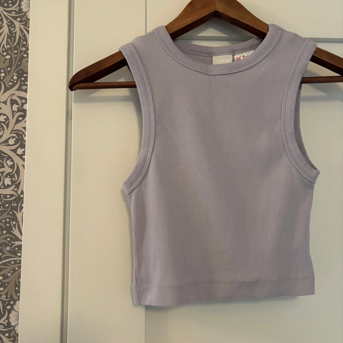 Ljuslilagrå ribbad linnetopp