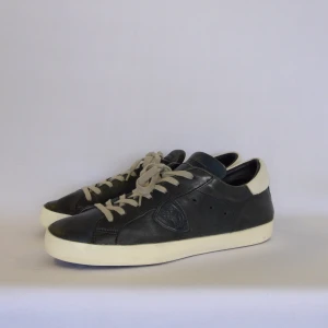 Philippe Model Sneakers - PHILIPPE MODEL SNEAKERS  Storlek : 43  Passform : Normal  Användning : Skorna är i väldigt fint utan några defekter  Nypris : Cirka 4000SEK