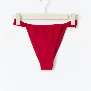 Röda bikiniunderdelar med twistade band - Säljer denna bikiniunderdel från Gina❣️aldrig använd då den är för stor för mig men skickades aldrig tillbaka. 