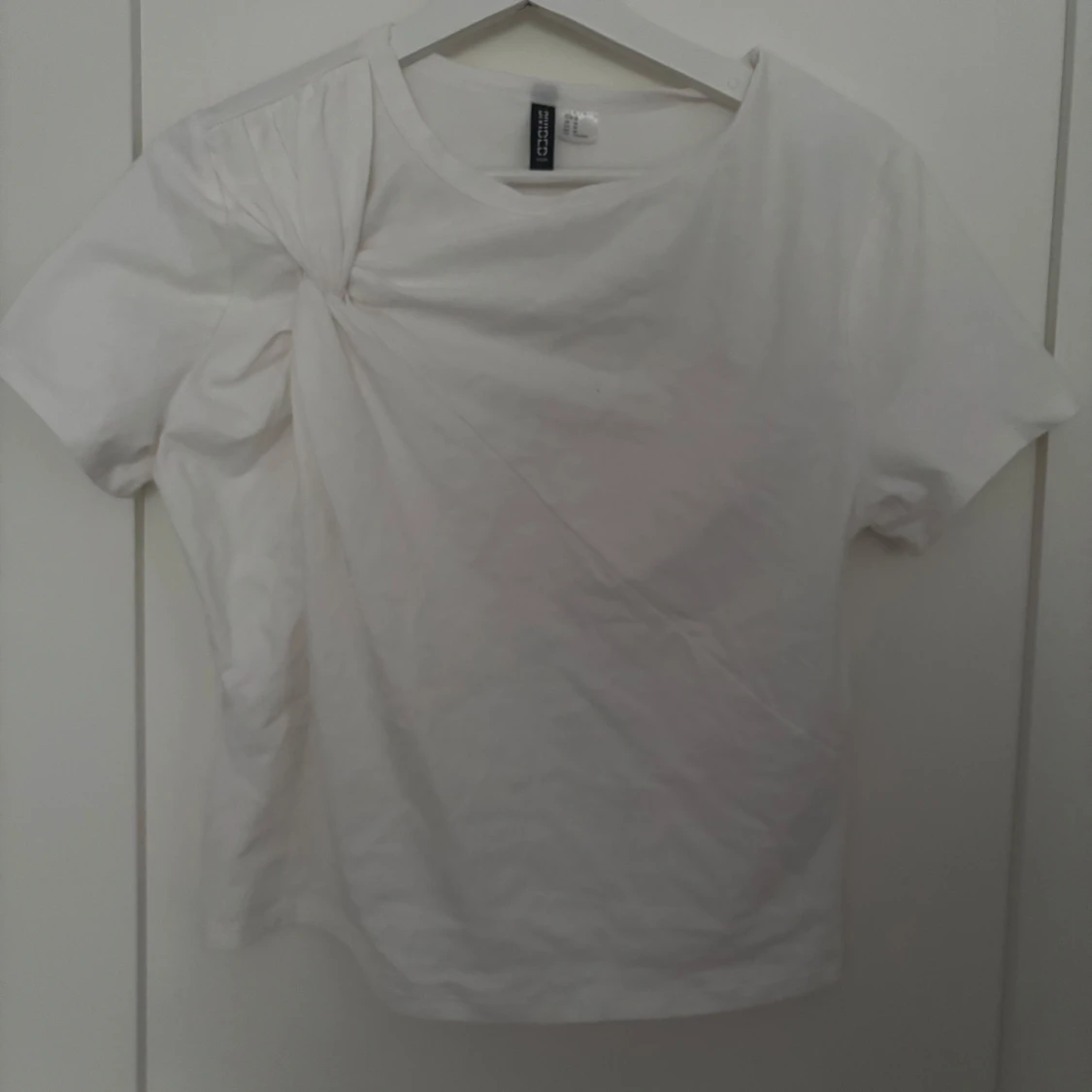 Vit t-shirt med twist från Divided