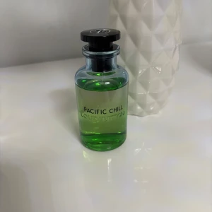 Louis Vuitton Pacific Chill parfym - Fräsch parfym från Louis Vuitton i doften Pacific Chill. Parfymen är inte äkta därför säljer jag den så billigt men flaskan är 10/10 och doften är 85% lik originalet. Jag tar emot byten och pengar. Fler frågor så är det bara att kontakta mig 