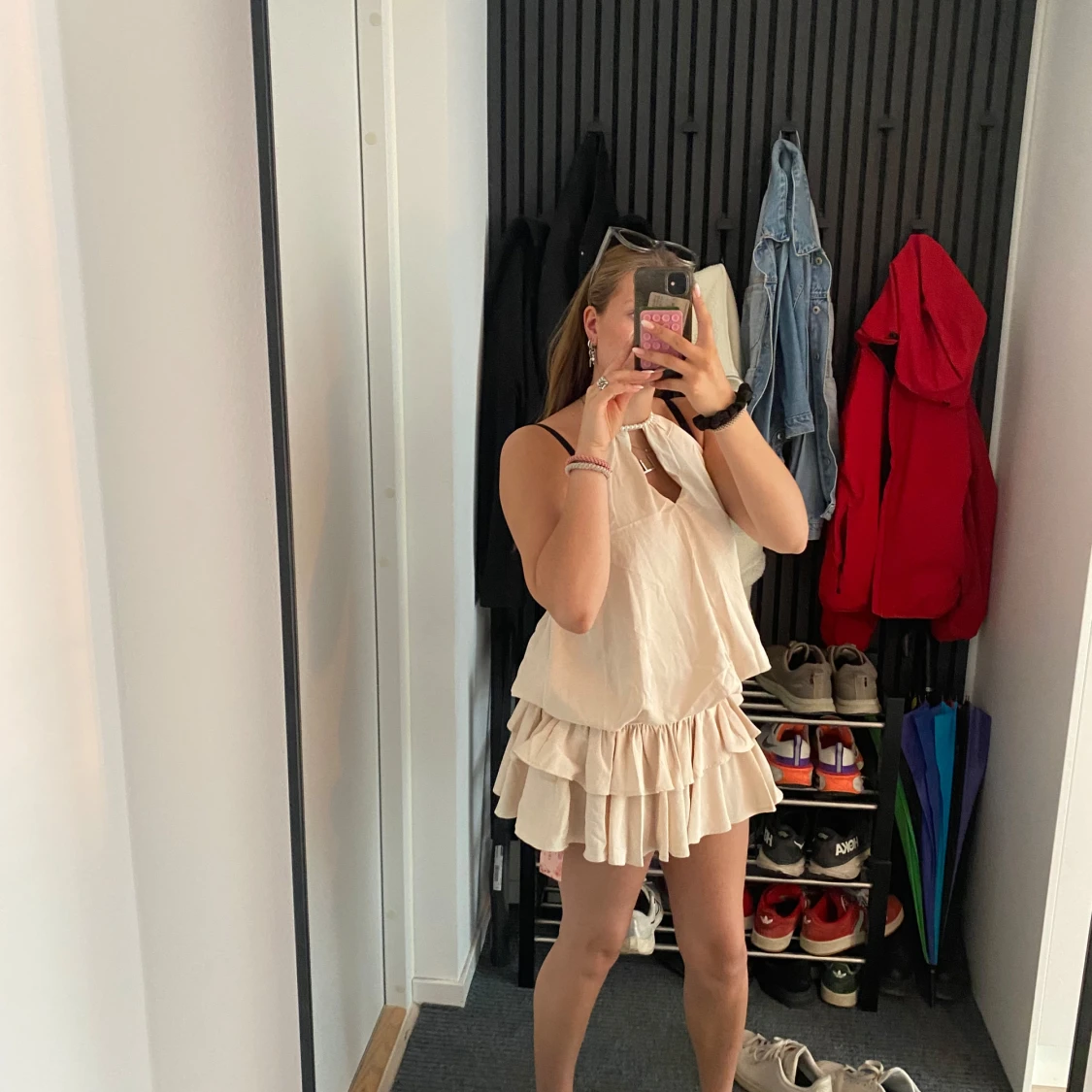 Ljus volangklänning med nyckelhålsringning - 1