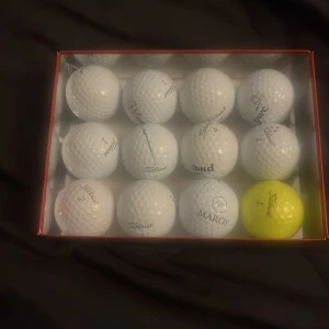 Ett dussin fina PRO v1 A klass  - Bilderna visar ett dussin med golfbollar av märket Titleist, inklusive modeller som Pro V1 A klass.