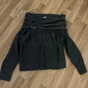 Mörkgrå offshoulder stickad tröja - Supersnygg mörkgrå stickad tröja med offshoulder-design och lång ärm från Zara. Aldrig använt den, helt ny. 