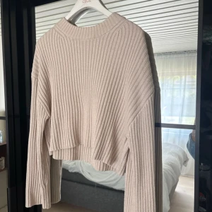 Beige ribbad croppad tröja H&M - Säljer en beige ribbstickad tröja från H&M i croppad modell. 