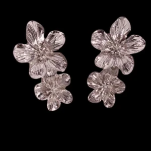 Blom örhängen - Silvriga blomörhängen i stainless steel. Säljer matchande ring.