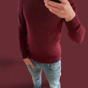 Merinoull tröja - Riktigt snygg vinröd merinoulltröja från Riley i storlek S. Pris kan diskuteras, hör av er vid frågor skick 8/10