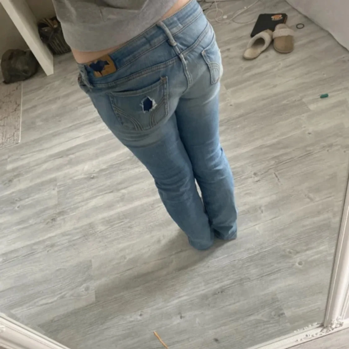 ljusblå jeans med slitningar - 2