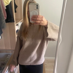 Beige stickad tröja  - Beige stickad tröja från lager 157.Lite nipprig där av priset.Pris går att diskutera💕