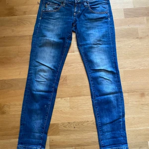 Replay blå jeans med snygga bakfickor - Blå jeans från Replay med coola detaljer på bakfickorna och kontrastsömmar. Jeansen har klassisk femficksdesign, normal passform och är tillverkade i slitstarkt denim. Perfekta för dig som gillar en avslappnad men ändå stilren look.