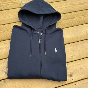 Ralph Lauren zip GE PRISFÖRSLAG  - Skick: 9/10 | Storlek: XS | Passar perfekt för dig som är 165-175 | Nypris: 2195 | Mitt pris: Ge prisförslag | Hör av er vid frågor. 