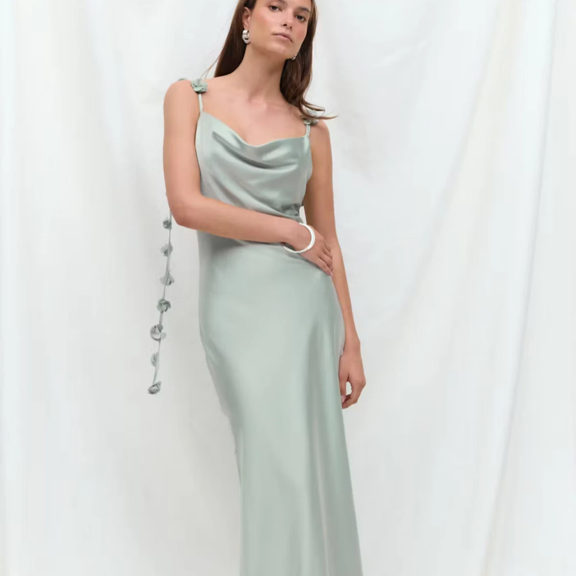 Ljusgrön långklänning med rosettdetaljer