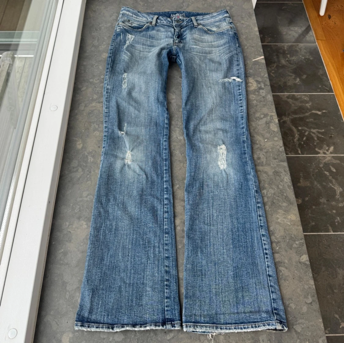 Lågmidjade jeans med slitningar 