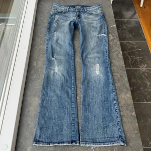 Lågmidjade jeans med slitningar  - Jätte snygga jeans som tyvärr inte passar mig och har därför ingen bild på! Midjemått tvärsöver: 43cm inerbens längden: 85cm midjehöjden: 22cm💕 