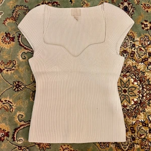 Cremevit sweetheart topp - Helt oanvänd stickad topp från HM. Storlek S.