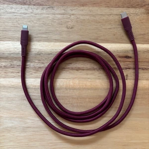 USB-C till Lightning 1.5 m, Vinröd - USB-C till Lightning 1.5 m. Nylonflätad laddningskabel från Kjell & Company. 