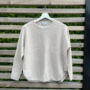 Beige Kashmirtröja från Davida  - Beige kashmirtröja från Davida. Modellen heter ” Curved sweater ”. Mycket fint skick. Storlek S 💕 Viss prutmån finns.