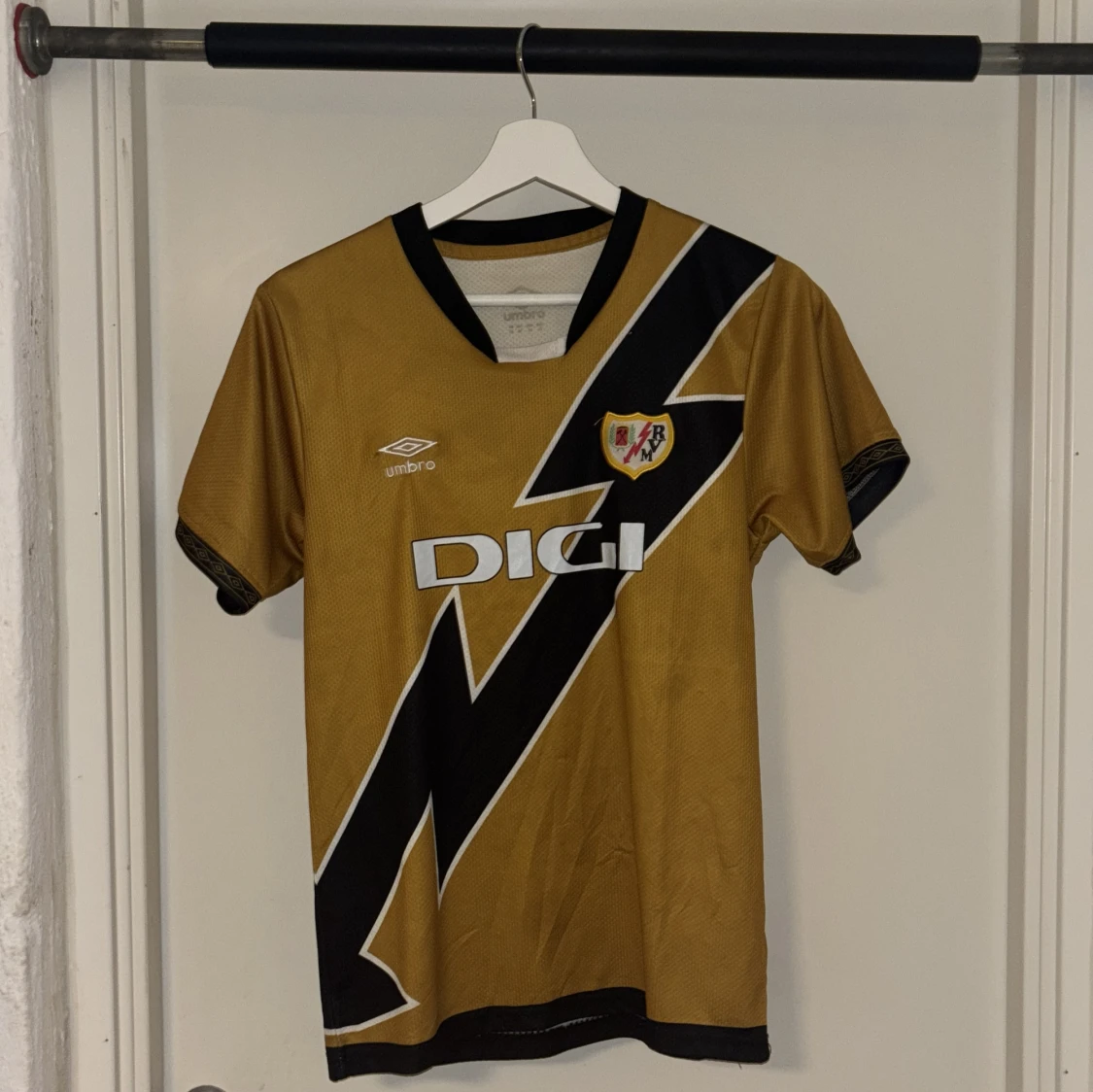 Rayo Vallecano guld fotbollströja Umbro