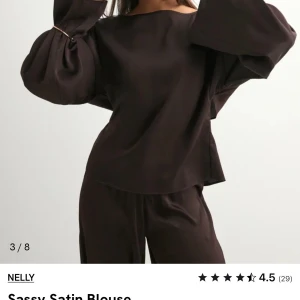 ❌SÖKER❌! Stl 36 Brun satinblus med öppen rygg från Nelly - Kan betala bra! 