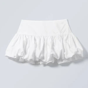 Ballongkjol  - Söt och elegant ballongkjol från weekday! Som ny då den bara är testad och aldrig använd, lappen kvar 🥰 