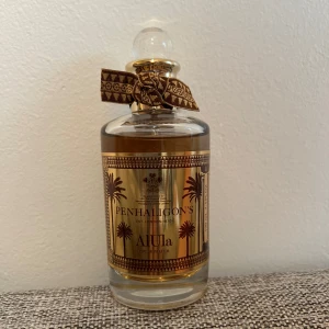 Penhaligon's Alula Eau de Parfum - Lyxig parfym köpt direkt från Penhaligon's hemsida med doften AlUla. Parfymen är helt i ny skick med endast 1-2 test spray. Tyvärr faller den inte mig i smaken men är en uppskattad doft av flera. Förpackning och kvitto finns. Priset går att diskutera.