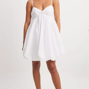 Vit kort klänning med tunna axelband - Jättefin oanvänd klänning som är slutsåld på hemsidan🩷⭐️