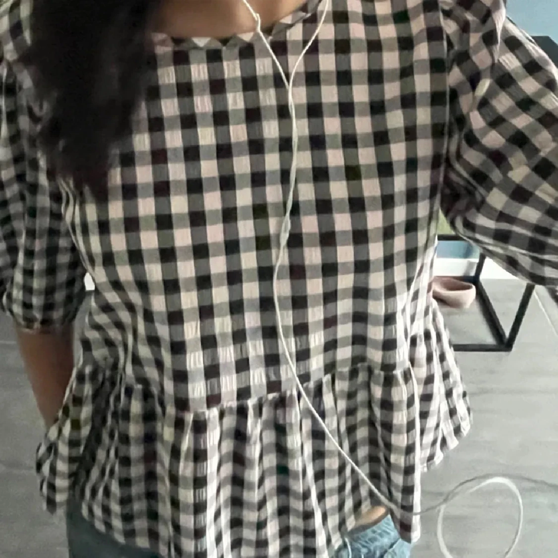 Rutig blus med volangkant - 1