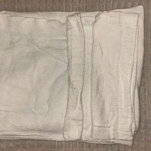 Vita vida linnebyxor med dragsko - Snygga och luftiga vita linnebyxor med breda ben och dragsko i midjan. Stor i storleken, passar S/M. Ganska genomskinliga. Förekommer fläckar ( se bild) 