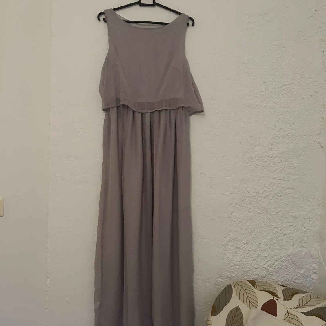 Ljusgrå långklänning med öppen rygg