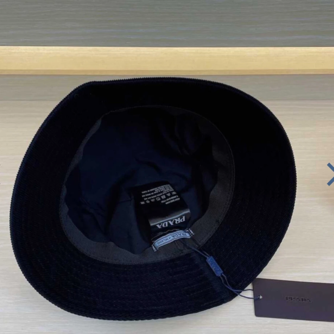 Svart manchester bucket hat från Prada - 1