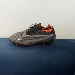 Fotbollsskor Nike - Hej! Säljer dessa fotbollsskor då dom aldrig kom till användning. Köpta här på plick men jag har aldrig använt dom. Väldigt bra kvalitet och snygga!                  Hör av dig om frågor kommer upp!🔥