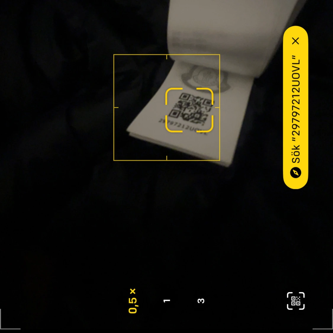 Blå dunväst från Moncler. Obs det är strl 4  - 4