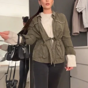 Grön jacka - Säljer min gröna trenchcoat tvär fin med nitar och knytband! 💓