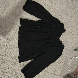 Svart blus med volang från JDY - hög krage, ärmar till armvecket och häftigt mönster