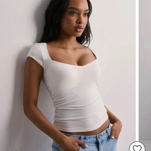 Vit söt tröja - Romance Shape Top från nelly, nypris 200 kr💕 Använd 1-2 gånger, 