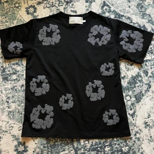 Denim Tears - Hej, jag säljer min Denim Tears tröja som är helt ny/oanvänd för 600kr eftersom jag aldrig använder den. Den är storlek S och är perfekt för sommaren. 