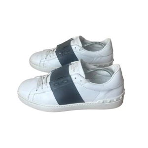 Valentino open  - Valentino opens. Storlek 42. Skick 9/10. Pris 2490kr kommer med box samt kort. Finns att köpa på våran hemsida, Fashionels.com