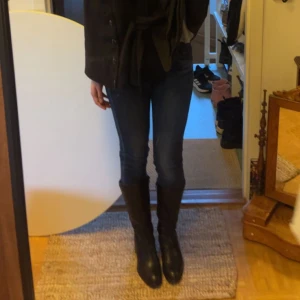 Svarta knähöga skinnstövlar med klack - Snygga svarta stövlar i skinn med låg klack och dragkedja på insidan. Klassisk modell med rund tå och diskreta dragkedjor. Knappt använda!
